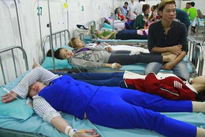 Hàng trăm công nhân may ở Bình Dương ngất xỉu nghi do nước uống ảnh 1